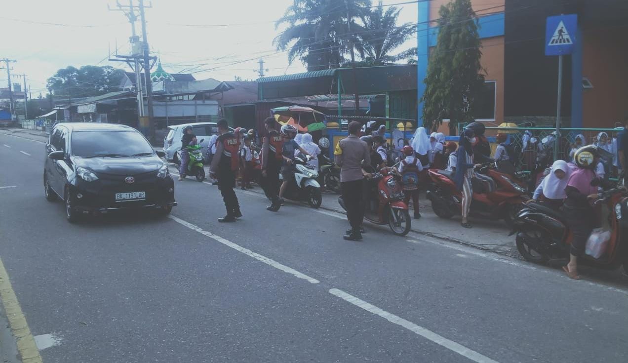 Tertangkap Kamera Sejumlah Polisi Pandu Anak Sekolah Menyeberang Jalan