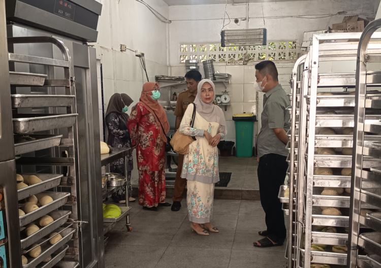 Dinas Kesehatan Kabupaten Bengkalis Inspeksi Pabrik Roti di Jalan Teuku Umar, Temukan Kekurangan APD Pekerja