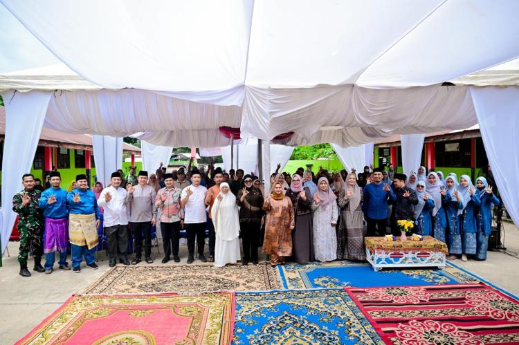 Bupati Kasmarni Dampingi Anggota DPR RI Dewi Juliani Serahkan 2.700 Paket Sembako di Pinggir