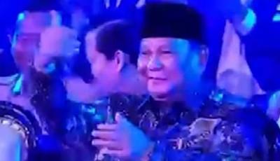 Prabowo Naik Panggung Usai Dipantun Lebah Begantong di HUT PAN