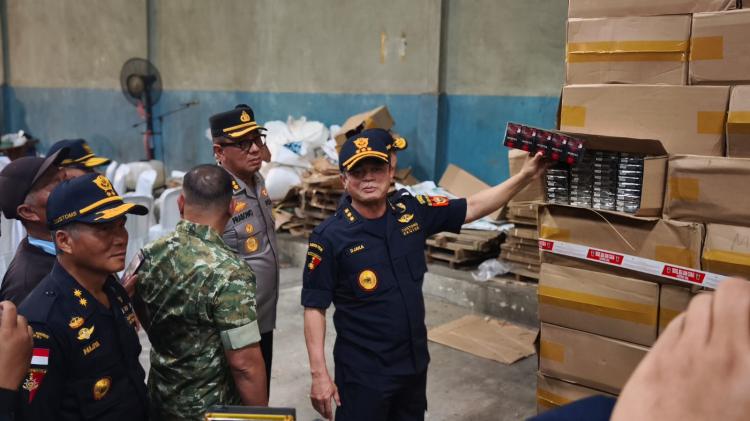 Gudang Rokok Ilegal Raksasa di Pekanbaru Dibongkar, 160 Juta Batang Rokok Ilegal Disita