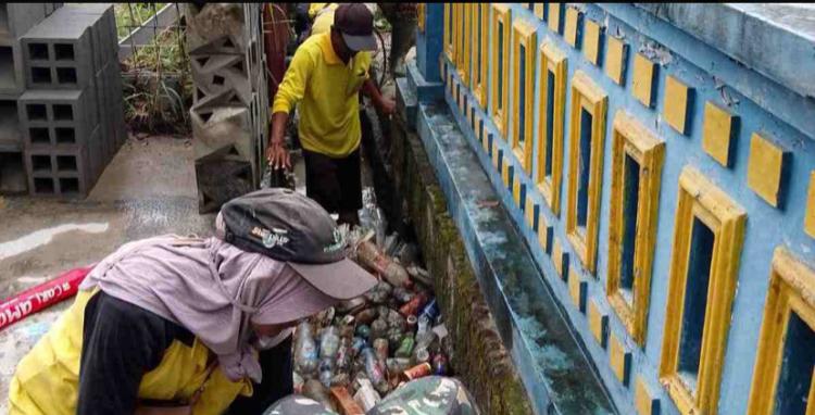 Drainase Tersumbat Sampah, Pemko Pekanbaru Kerahkan Pasukan Kuning Bersihkan Jalan Kaswari