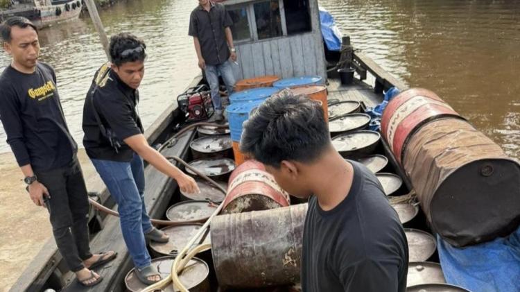 Polda Riau Gagalkan Penjualan 10 Ribu Liter Solar Subsidi, Empat Tersangka Diamankan