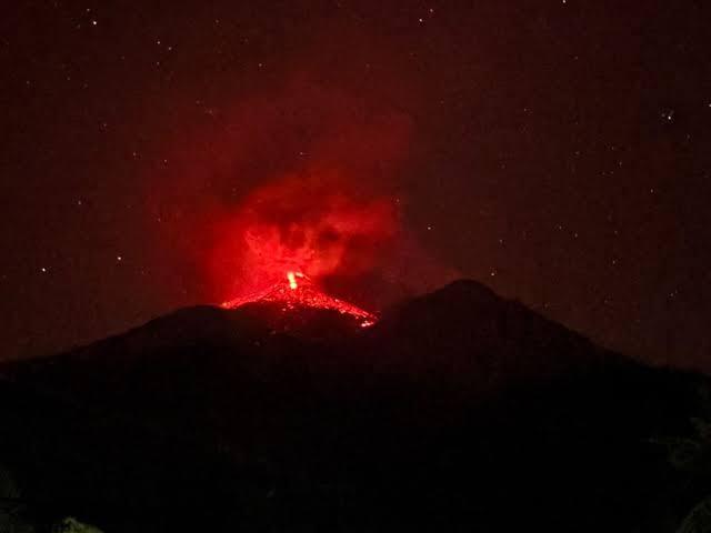 Gunung Karangetang Kembali Erupsi, Guguran Lava Meluncur hingga 1,5 Kilometer