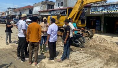 Wabup Aceh Timur Turun Tangan Bersihkan Sampah di Kota Idi
