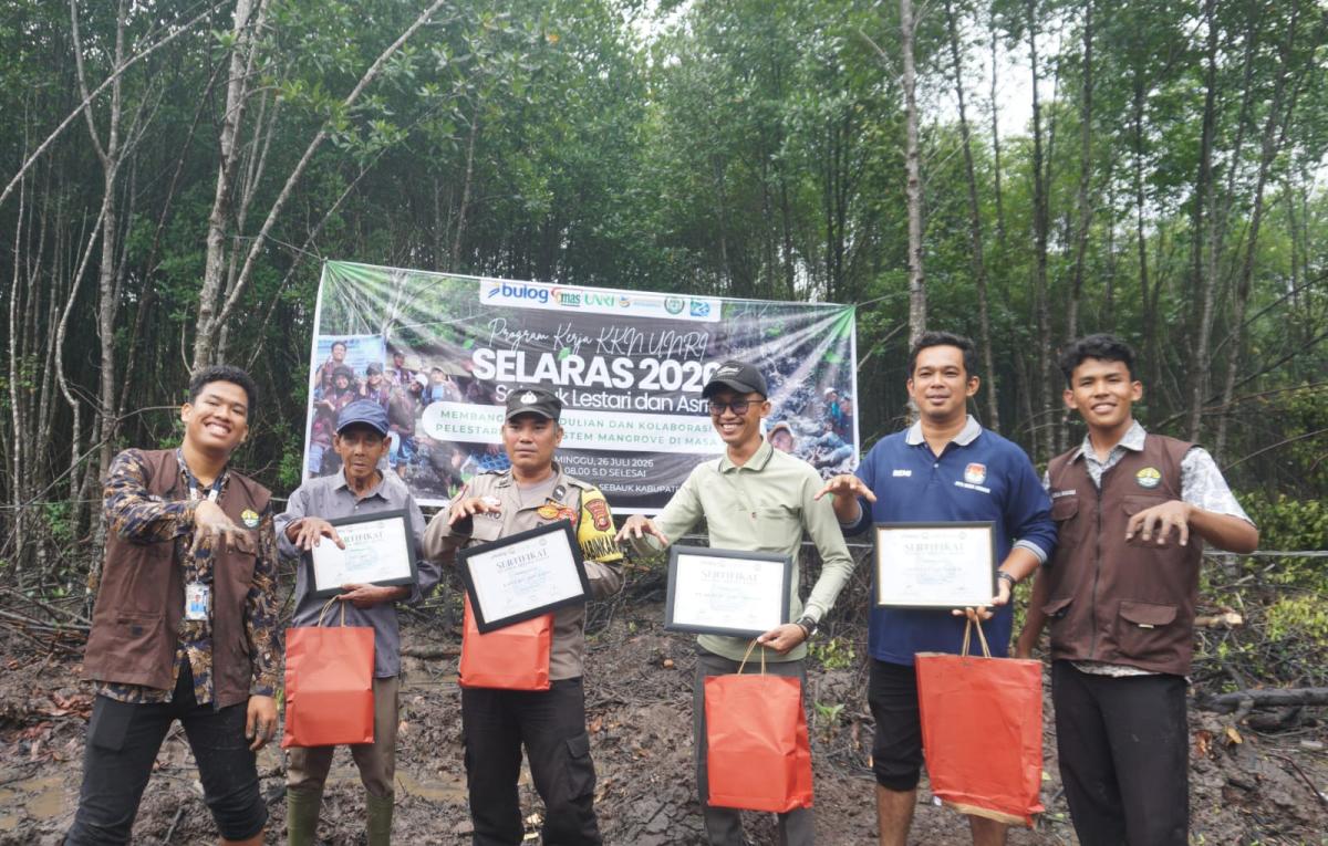 Mahasiswa KKN UNRI Tanam 1.300 Bibit Mangrove di Desa Sebauk, Dukung Rehabilitasi Pesisir