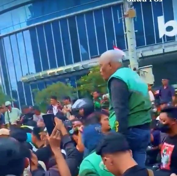 Ratusan Mahasiswa Tertahan di Jalan Thamrin, Curahan Hati Driver Ojol Lansia Jadi Sorotan