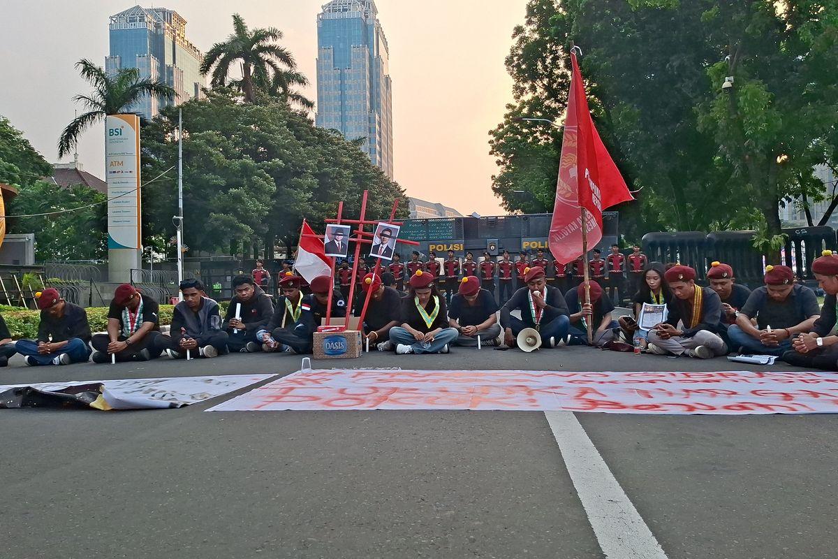 PMKRI Jakarta Pusat Gelar Aksi, Tiga Salib Merah Jadi Simbol Kritik terhadap Pemerintah