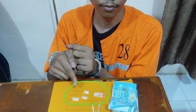 Menindaklanjuti Informasi, Penggerebekan Polisi Berhasil Amankan AE dan BB 4 Paket Sabu di Siak Kecil