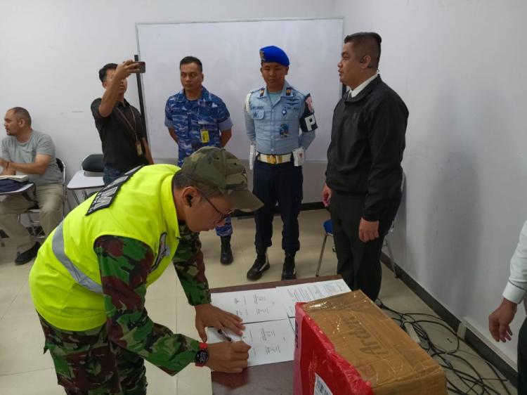TNI AU dan Avsec Bandara SSK II Gagalkan Penyelundupan 1,3 Kg Ganja ke Bekasi