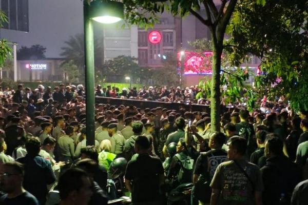 Massa Aksi Masih Bertahan di Dekat Bundaran HI Hingga Malam, Jalan Sudirman Jakarta Dipenuhi Demonstran