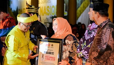 Bupati Perempuan Pertama di Provinsi Riau Terima Anugerah PWI Riau Award 2023
