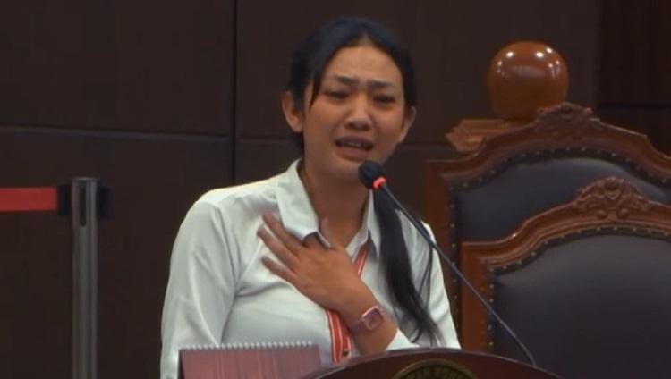 Tangis Eva Pasaribu di Ruang Sidang MK: Ayah Saya Dibungkam