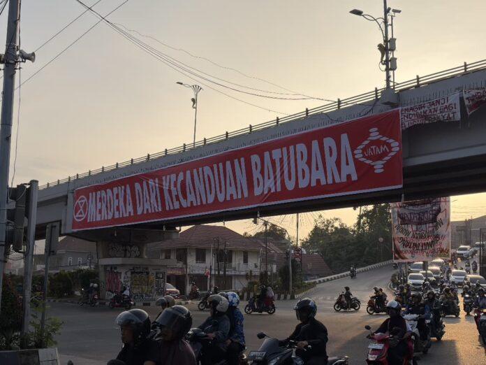 17 Agustus Bukan Sekadar Upacara, JATAM Kaltim dan Mahasiswa Serukan “Merdeka dari Kecanduan Batu Bara”