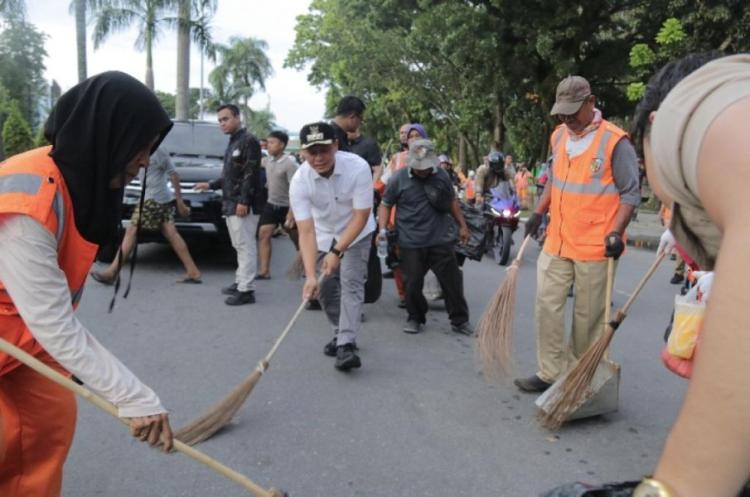 Kabar Bahagia, Petugas Kebersihan Pekanbaru Terima THR Satu Bulan Gaji