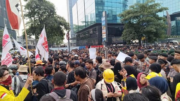 Mahasiswa Minta Aparat Tidak Represif, Massa Aksi Tertahan di Jalan Sudirman Menuju Bundaran HI