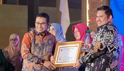 Kembali Toreh Prestasi: Bupati Kasmarni Raih Anugerah Baiduri ke-14 Perempuan Berprestasi, Berkarya dan Berdikari