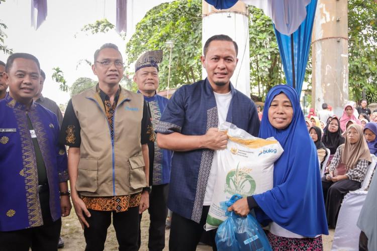 Bantuan Beras dan Minyak Goreng untuk 18.998 Keluarga Disalurkan Pemko Pekanbaru