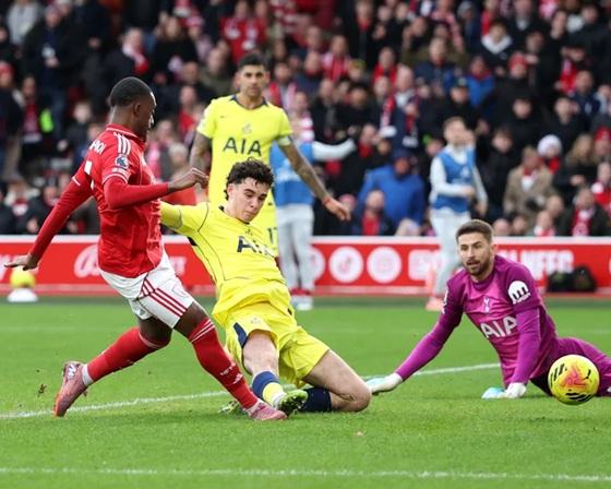 Tampil Dominan, Nottingham Forest Gulung Tottenham Hotspur 3-0