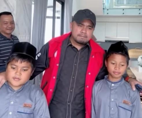 Anggota DPRD Pekanbaru Zulkardi Hadirkan Kebahagiaan bagi Dua Anak Yatim Korban Perampasan di Pekanbaru