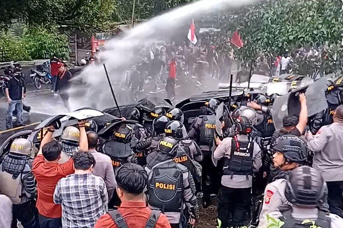 Demo Mahasiswa di DPRD Sulut Ricuh, Aparat Bubarkan Massa dengan Gas Air Mata dan Water Cannon