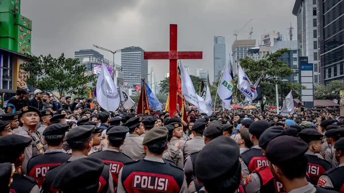 Salib Merah Raksasa di Demo PMKRI Jakarta, Terinspirasi Perjuangan Masyarakat Adat Papua