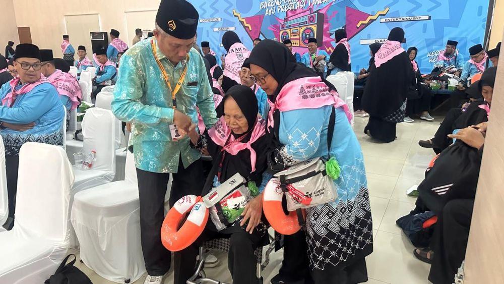 424 CJH Riau Kloter Pertama Diberangkatkan dari Bandara SSK II Pekanbaru Menuju Tanah Suci