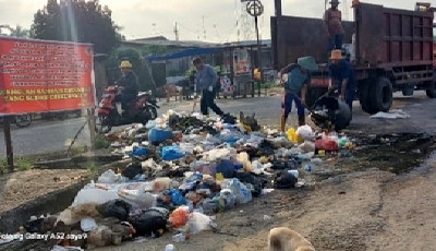 Sampah Menumpuk di Pasar Tuah Serumpun, Masyarakat Perawang Pertanyakan Kinerja DLH Siak