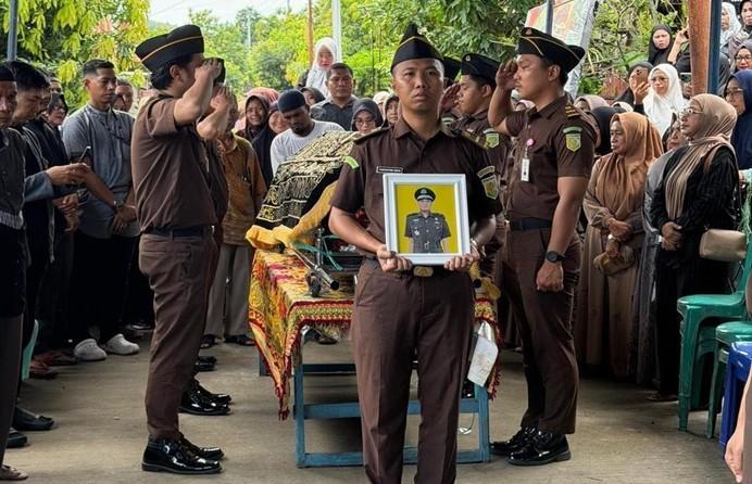 Kejati Sulsel Lepas Jenazah Asruddin Secara Kedinasan di Pinrang