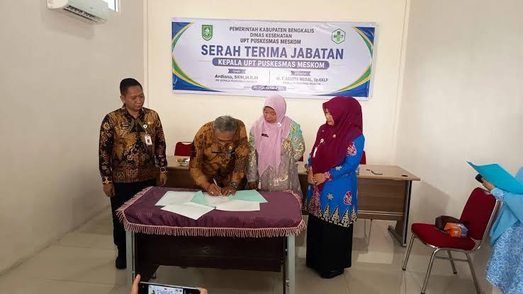 Sertijab Kepala Puskesmas Meskom, Kadinkes Bengkalis Tekankan Pelayanan Ramah dan Berorientasi Hasil