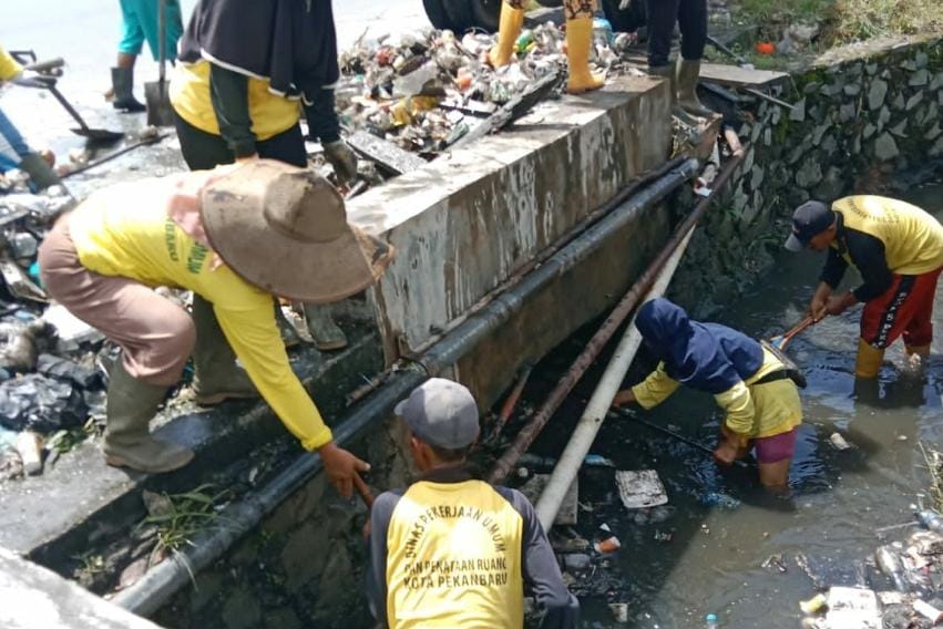 PUPR Kota Pekanbaru dengan Pasukan Kuningnya Terus Gesa Penanganan Sampah di Drainase