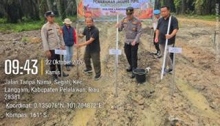Polsek Langgam dan Agrita Sari Prima Tanam Jagung di Lahan 1 Hektare