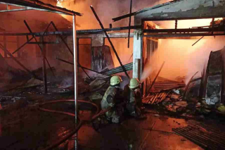 Kebakaran Hanguskan Rumah Dua Lantai di Jalan Chairil Anwar Pekanbaru, Tujuh Armada Dikerahkan
