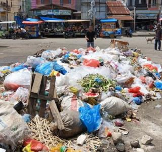 Tumpukan Sampah Pasar Batang Toru Menggunung, Warga Desak Pemkab Bertindak Cepat