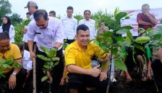 AKBP Fahrian Saleh Pimpin Penanaman Mangrove di Pulau Terluar Bengkalis, Bentengi Pesisir dari Abrasi