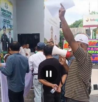 Massa Rohil "Meledak" di Depan Kejati: Pejabat Seenaknya Menjarah Uang Rakyat