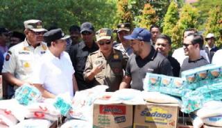 Disaksikan Mendagri Tito, Dirut Bank Aceh Salurkan Sembako ke Pengungsi Lhokseumawe