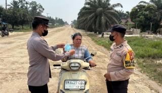 Asap Karhutla Mengancam Kesehatan, Polsek Langgam Bagikan Masker