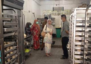 Dinas Kesehatan Kabupaten Bengkalis Inspeksi Pabrik Roti di Jalan Teuku Umar, Temukan Kekurangan APD Pekerja
