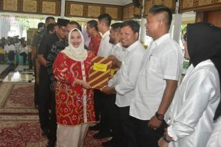 Bupati Kasmarni Serahkan SK Pendamping Desa dan Kelurahan Bidang Ekonomi Pembangunan