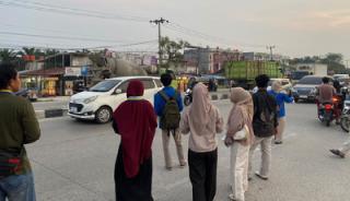 Kabut Asap Mengancam, PMII UIN Suska Riau Turun Bagikan Masker