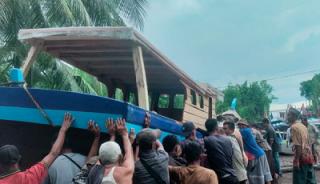 Video: Tradisi Penurunan Perahu Muntai Tetap Hidup, Nelayan Gotong Royong Luncurkan Kapal Baru