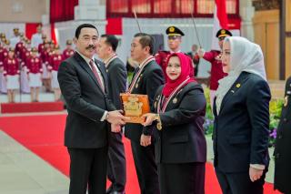 Penghargaan Kartika Pamong Praja Muda dan Lencana Alumni Kehormatan IPDN Diterima Bupati Kasmarni