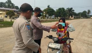 Asap Karhutla Ganggu Warga, Polsek Langgam Bagikan Masker Gratis