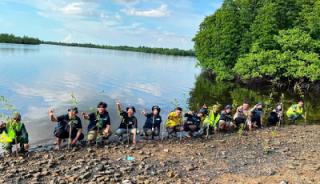 HUT Bhayangkara ke-80, Bhabinkamtibmas Gandeng UNRI Tanam Mangrove di Pesisir Meranti