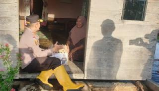 Peduli Dampak Banjir, Kapolres Bengkalis Kunjungi dan Salurkan Bantuan Kepada Masyarakat