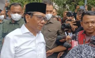 Menarik! Mahfud MD Pakai Baju Putih yang Digunakan Saat Gagal Jadi Cawapres 5 Tahun Lalu