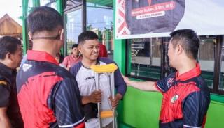 Pj Wako Risnandar Serahkan Alat Bantu ke Penyandang Disabilitas