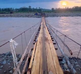 Tanpa Bantuan Pemerintah, Warga Aceh Gotong Royong Bangun Jembatan Swadaya