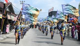 Pawai Taaruf MTQ Riau, Kafilah Bengkalis Tampil Memukau dengan 1.212 Peserta